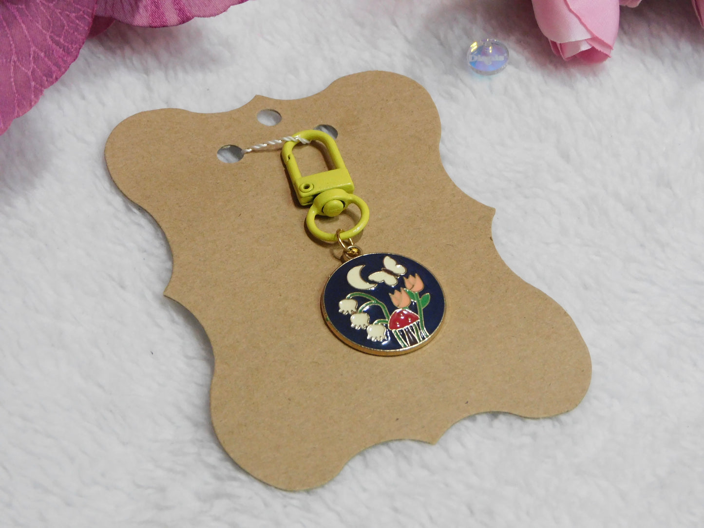 Llavero de flores y hongos